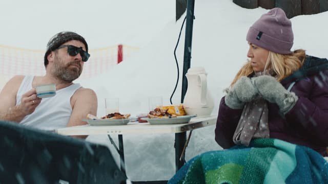 Everything that can go wrong goes wrong when care free ski bums, frustrated cabin owners, skiing Danes and partying youngsters team up on a Norwegian mountain resort with a very absent hotel manager.